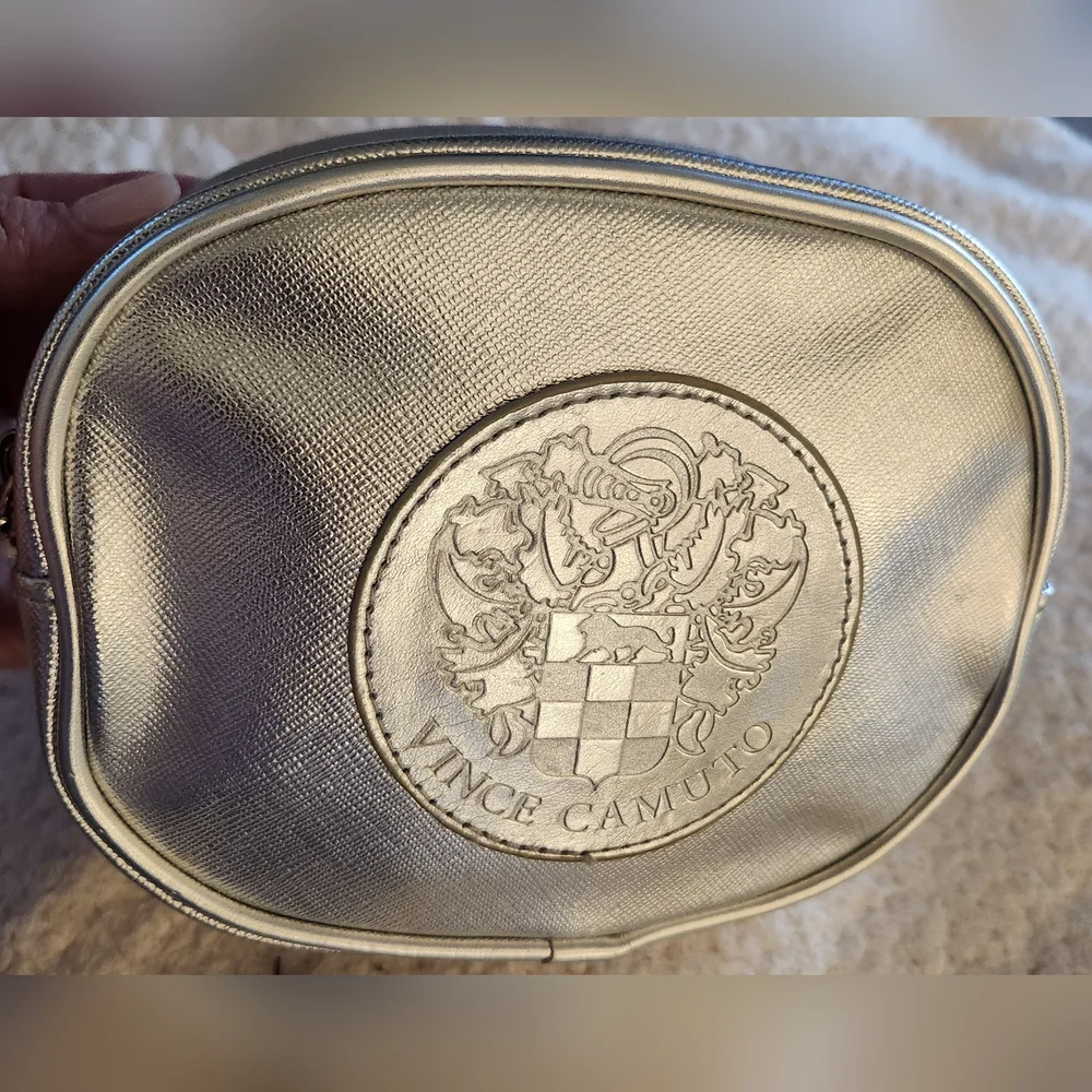 Vince Camuto Medallion Cosmetic Pouch/Clutch in Silver NWOT SALE 🤑🤑🤑🤑🤑🤑 - Picture 11 of 16